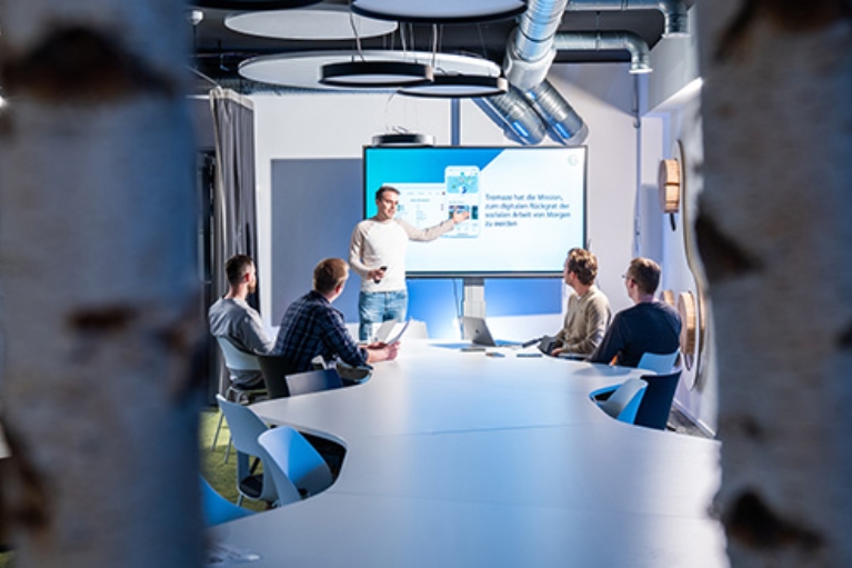 Die Gründer stellen im Rahmen einer Präsentation ihre App Tremaze vor.