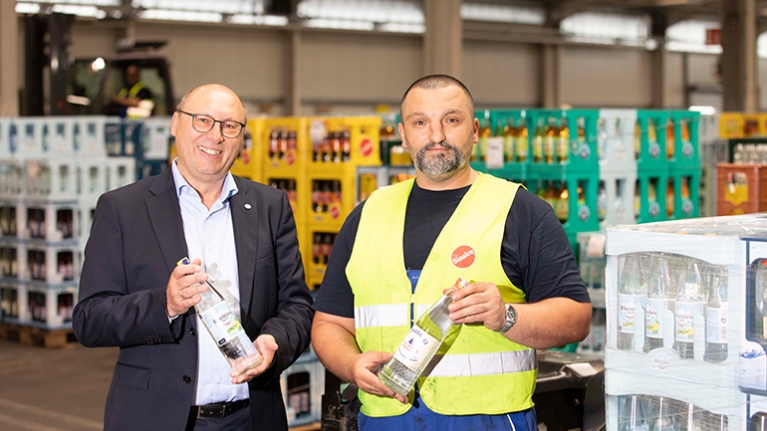 Edmund Skopyrla, Geschäftsführer der Getränkegruppe Hövelmann, mit einem Mitarbeiter.