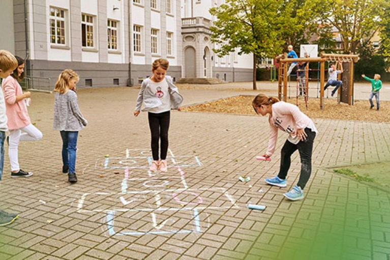 Spielende Kinder auf einem Schulhof